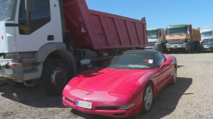 Imagen de vehículos procedentes del narcotráfico a precio de ganga en Valdetorres de Jarama, con primer plano de deportivo de color rojo