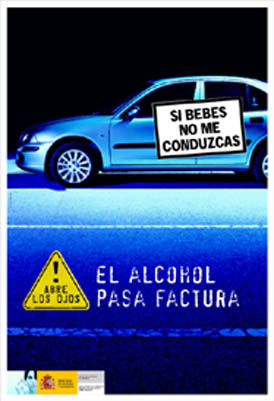 Coche en la carretera con el cartel 'Si bebes no me conduzcas'. En el pie de la imagen, el mensaje 'Abre los ojos. El alcohol pasa factura'