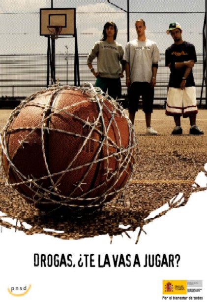 Adolescentes en una cancha de baloncesto mirando al balón. En el pie de la imagen, el mensaje 'Drogas, ¿Te la vas a jugar?'